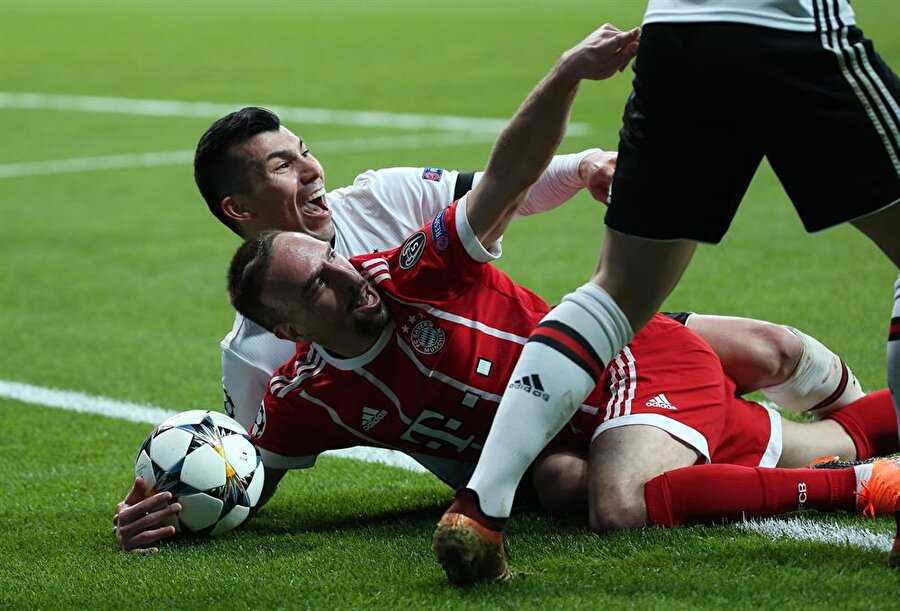Beşiktaş - Bayern Münih arasında oynanan Şampiyonlar Ligi'nde Medel ile Ribery arasında yaşanan ikili mücadele.