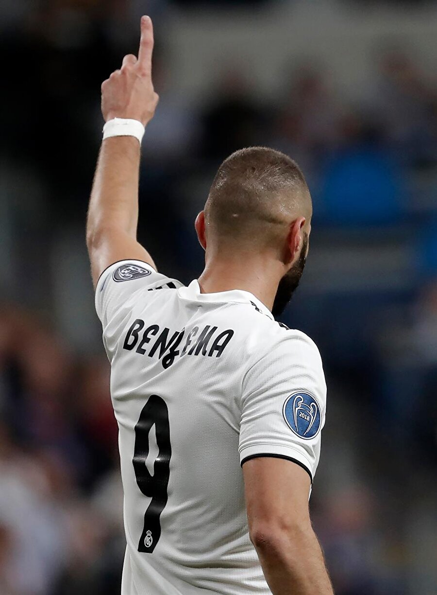 Karim Benzema attığı golü taraftarlara armağan ediyor.