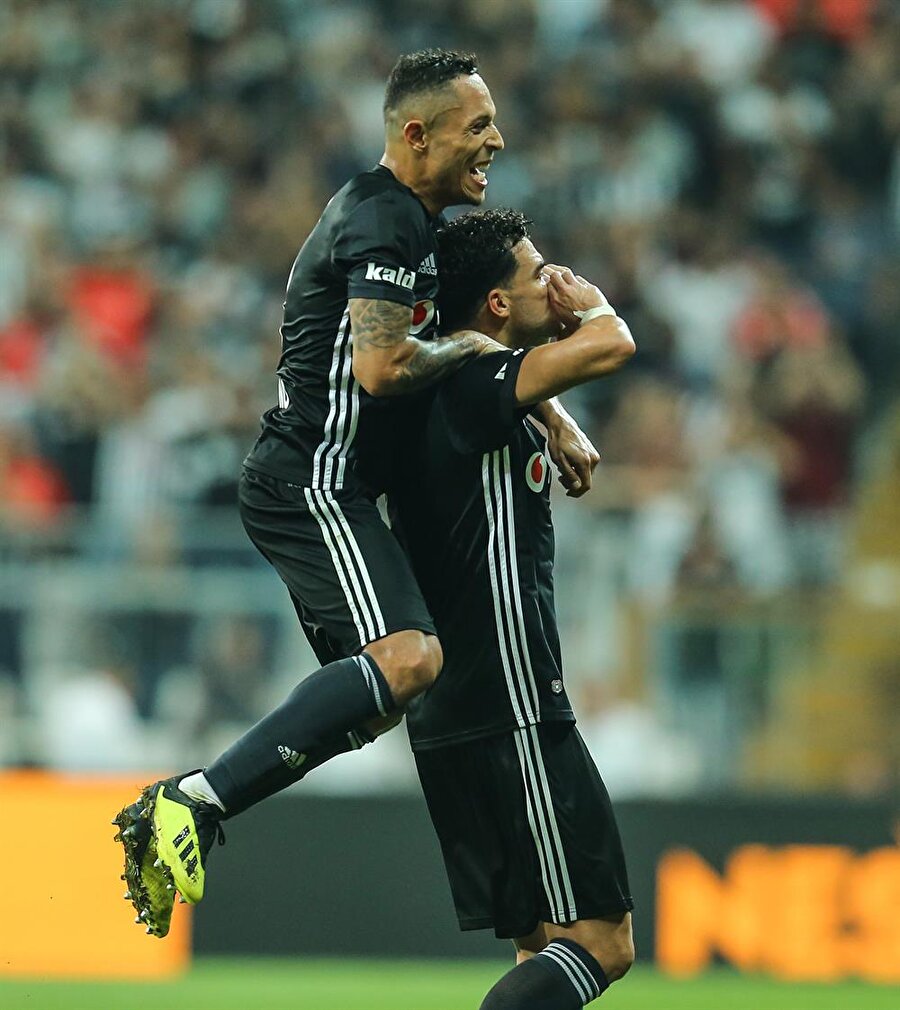 Beşiktaş forması giyen Pepe ve Adriano golün sevincini birlikte yaşıyor.