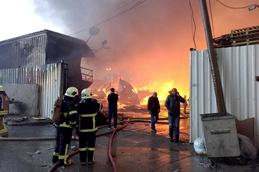 Esenyurt’ta bir fabrikada çıkan yangına itfaiye ekipleri müdahale ediyor.