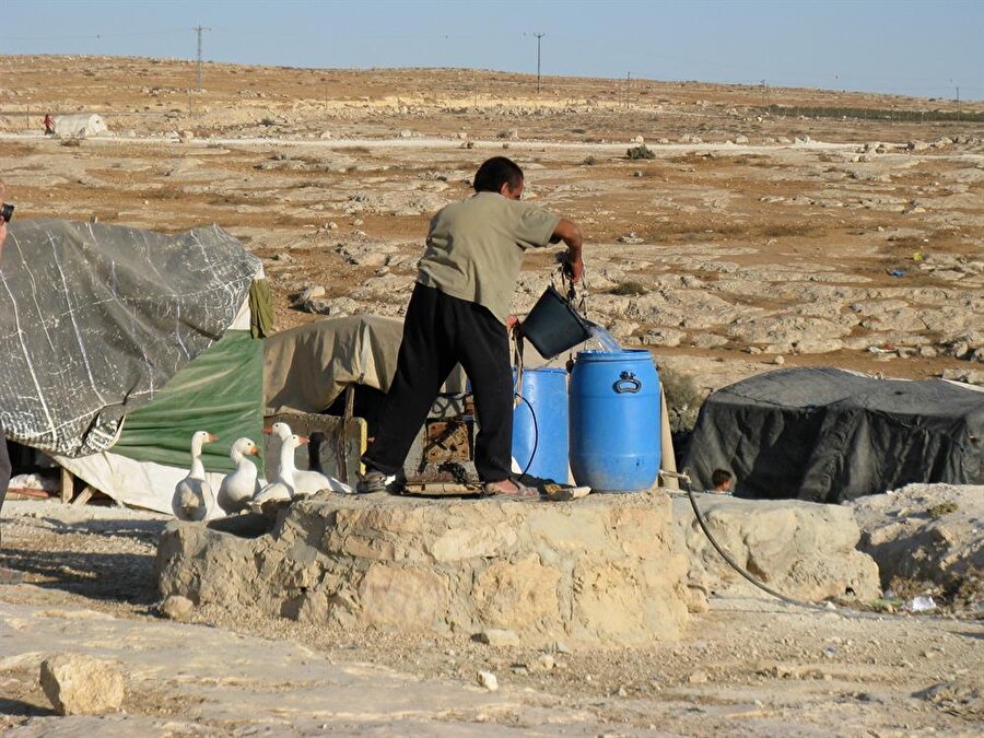 Batı Şeria'da kişi başına düşen günlük su miktarı Dünya Sağlık Örgütü'nün sağlık için asgari gördüğü miktardan oldukça aşağıda.