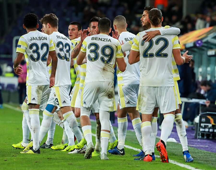 Fenerbahçeli futbolcular, beraberlik golünü hep birlikte kutluyor.