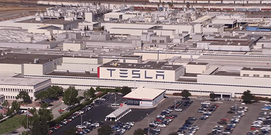 Tesla, kapıdan kapıya teslimat sistemiyle birlikte Model 3'leri müşterilerin ayağına kadar götürüp teslim ediyor. Üstelik bu sistem yalnızca fabrika yakını olan Freemont çevresinde değil; birçok farklı bölgede geçerli. 