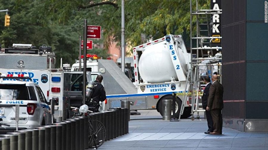 Time Warner Center'da bulunan düzeneğin ardından olay yerine bomba imha araçları sevk edildi.