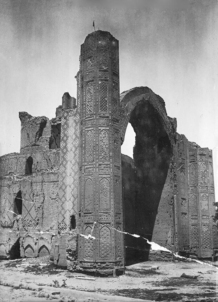 1404 yılında Emir Timur'un eşi Saray Mülk Hanım şerefine Semerkant'ta yapılan Bibi Hanım Camii Sovyetler döneminde yıkılmaya yüz tutmuştu.