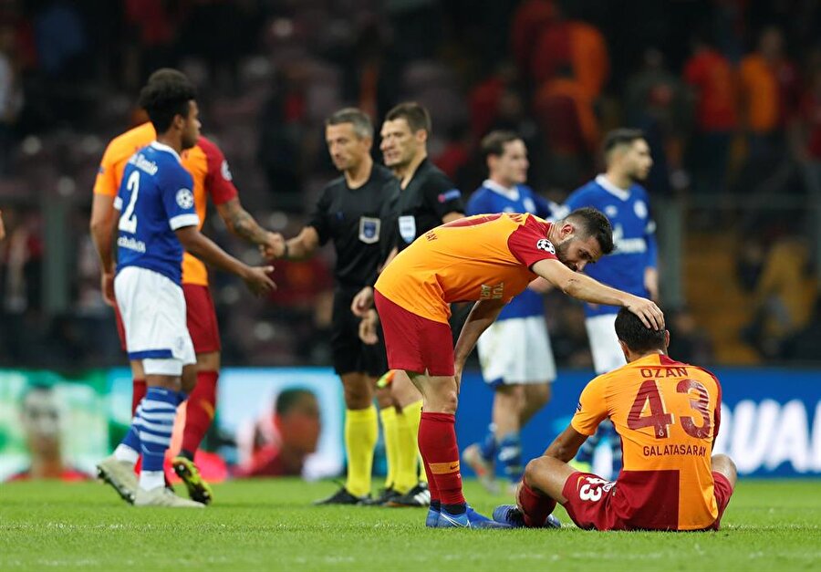 Ozan Kabak, golsüz eşitlikle sona eren Schalke 04 maçının ardından takım arkadaşı tarafından teselli ediliyor.