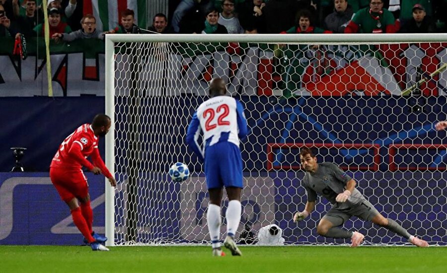 Eski Beşiktaşlı Manuel Fernandes, Porto karşısında 10. dakikada penaltı kaçırdı.