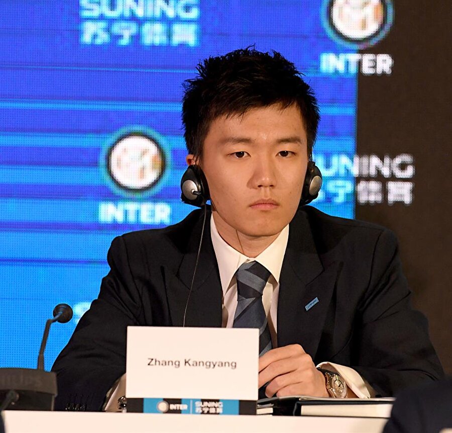 Steven Zhang, basın toplantısında kulağındaki kulaklıkla, yapılan tercümeyi dinlerken. 