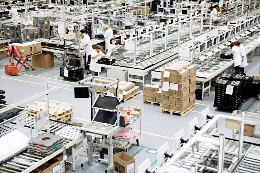 Augsburg'da yer alan Fujitsu fabrikasının iç dizaynı ve standart üstü yerleşimleri muadillerinin ötesinde bir iş alanı olarak değerlendiriliyor. 