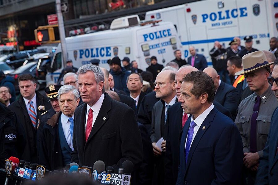 New York Belediye Başkanı Bill de Blasio, bombalı paket olaylarının sürebilme ihtimali olduğunu belirtti. 