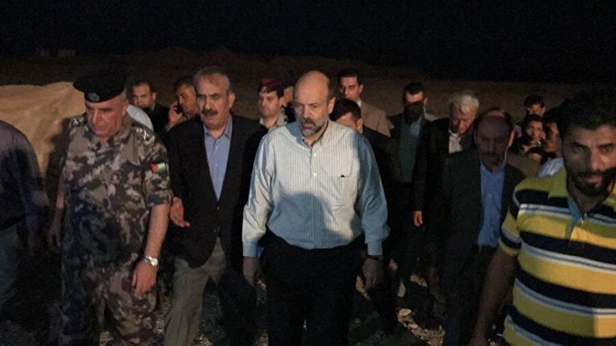Başbakan Ömer Razzaz, olay yerinde incelemelerde bulundu.