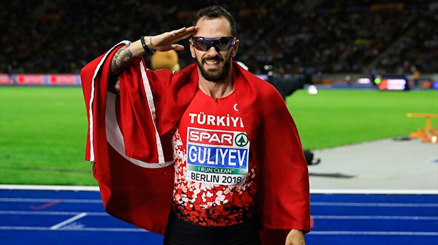 Ramil Guliyev, Türk bayrağıyla asker selamı verirken.