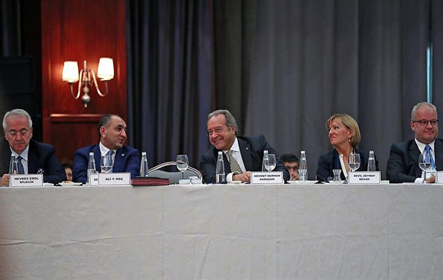 Fenerbahçe Yönetim Kurulu Üyeleri kendi aralarında sohbet ederken.