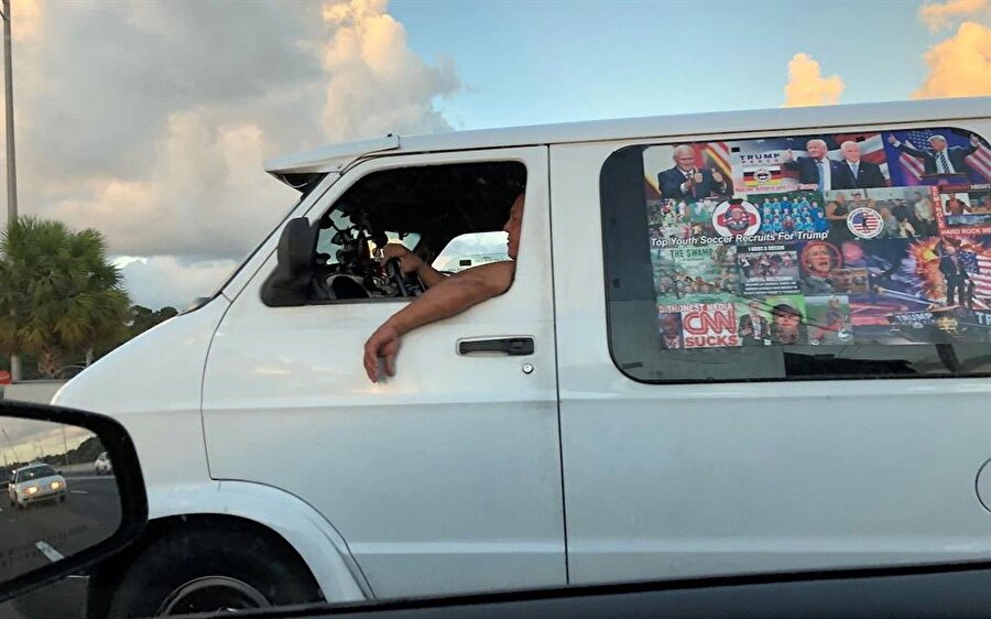 Sayoc'un arabasının arkasına Donald Trump'ın posterlerini yapıştırdığı görülüyor.