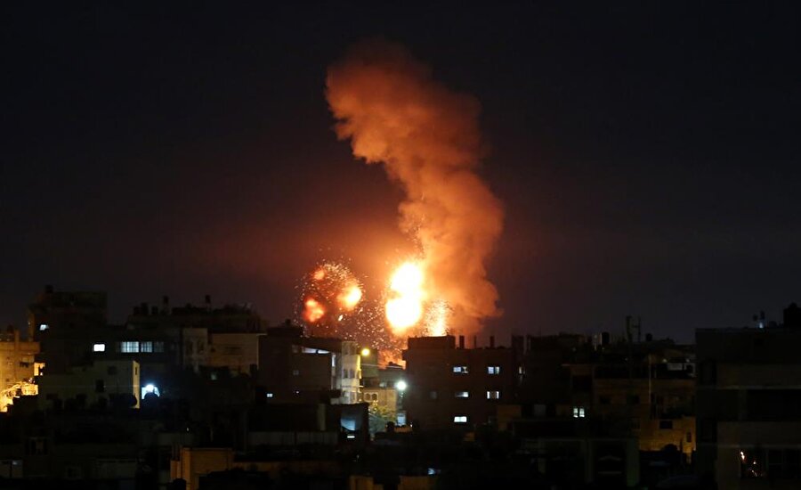 Hamas'a ait hedefleri vurmak üzere saldırı başlatan İsrail Ordusu bir hastaneyi de bombaladı.