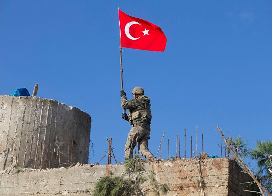 Mehmetçik, Burseya Dağı'na Türk bayrağını dikmişti.
