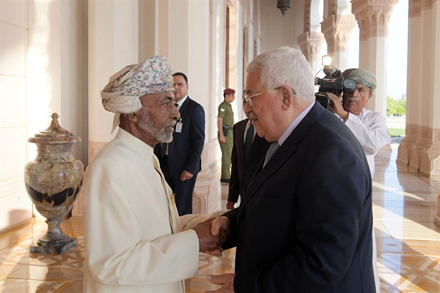 Sultan Kâbûs (solda), aynı hafta içinde önce Mahmud Abbas'ı, ardından da Benyamin Netanyahu'yu ağırladı.
