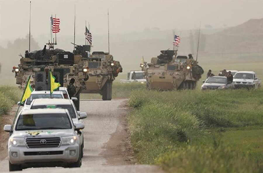 ABD'li askerler YPG'li teröristler ile beraber devriye atıyor.