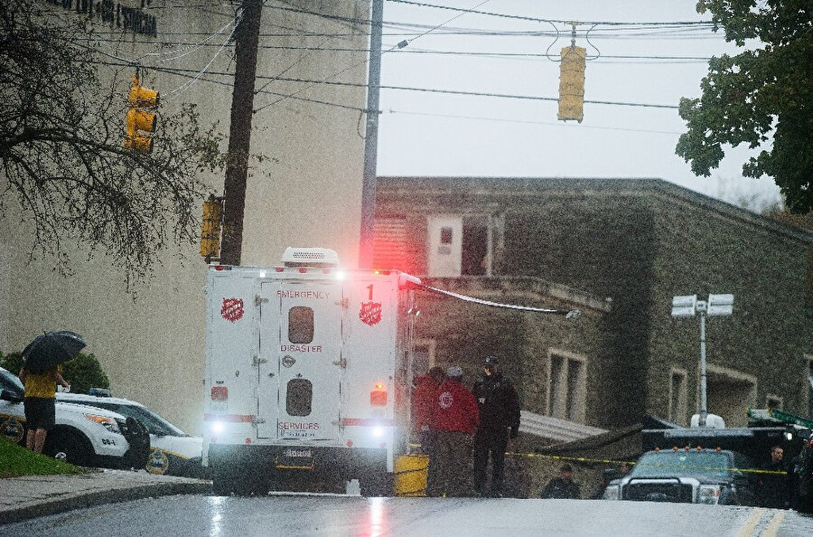 4'ü polis 6 yaralı, bölgeye sevk edilen ambulanslarla hastaneye kaldırıldı. 