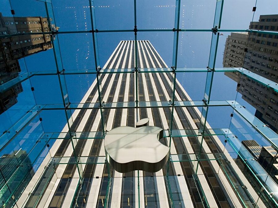 Apple, bir trilyon dolarlık değeriyle sektörün lideri konumunda yer alıyor. 