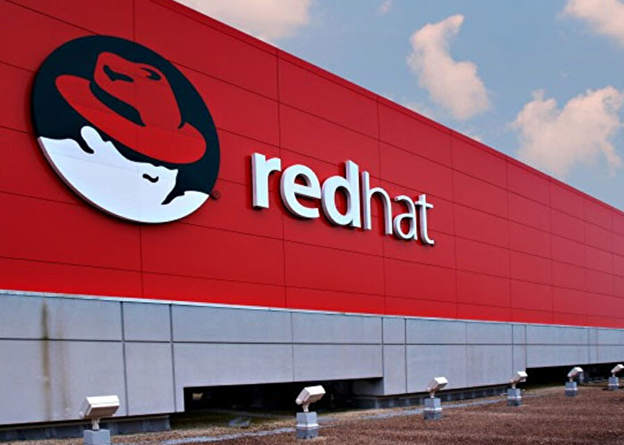 Red Hat’in ABD’deki binasında 400 yazılım mühendisi çalışmalar yürütüyor.