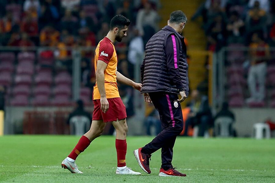 Emre Akbaba, Büyükşehir Belediye Erzurumspor maçında sakatlanarak oyunu terk etmek zorunda kalmıştı.