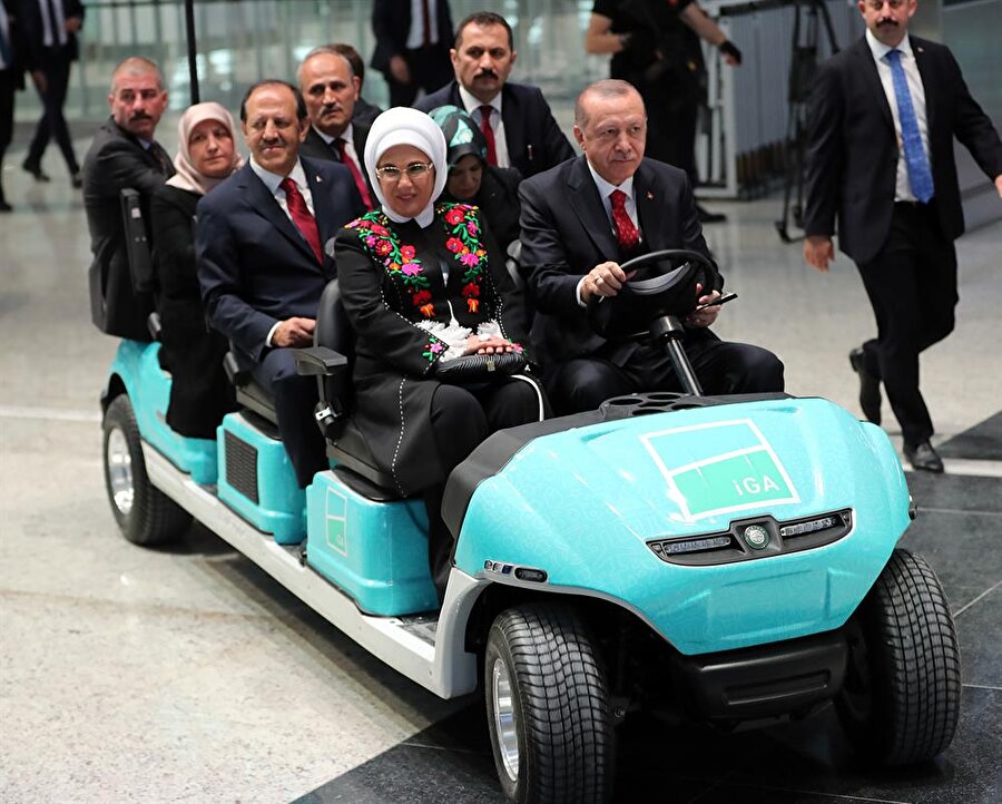 Cumhurbaşkanı Recep Tayyip Erdoğan ve eşi Emine Erdoğan, havaalanını gezdi. 