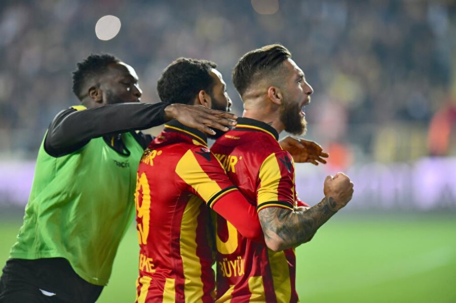 Yeni Malatyaspor'un 2. golünü kaydeden Adem Büyük, taraftarla birlikte büyük sevinç yaşıyor...