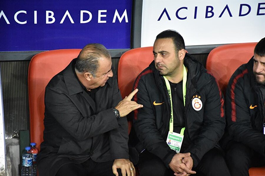 Fatih Terim ile Hasan Şaş yedek kulübesinden maç hakkında tartışıyorlar...