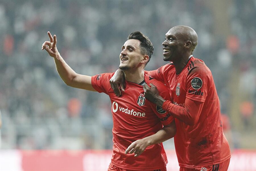 30 yaşındaki oyuncu Atiba ile birlikte gol sevinci yaşıyor...