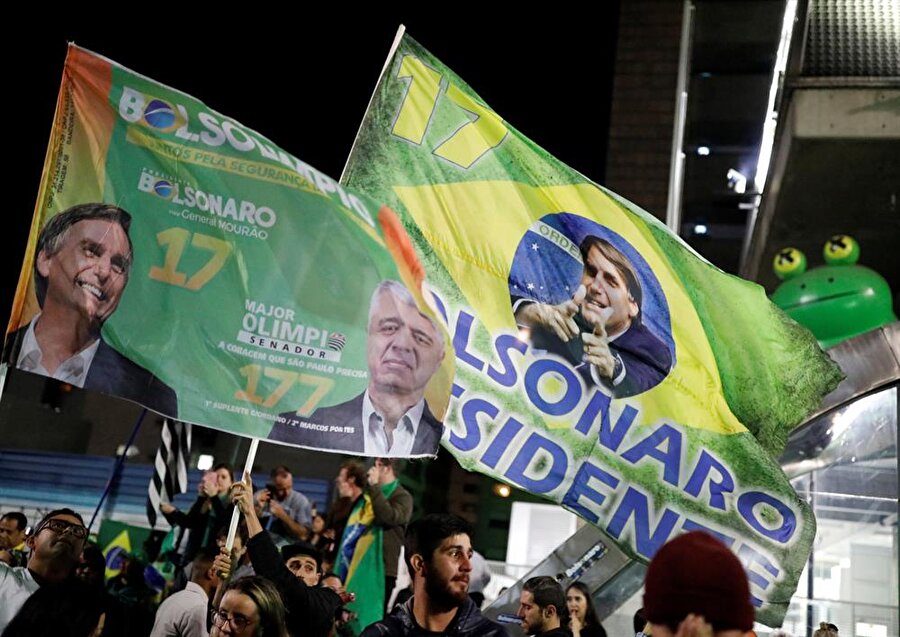Bolsonaro'yu destekleyen seçmenler seçim sonuçlarının açıklanmasının ardından sokaklara döküldü.