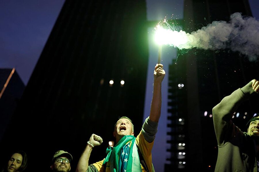 Jair Bolsonaro'nun cumhurbaşkanlığını kutlayan bir Brezilyalı.