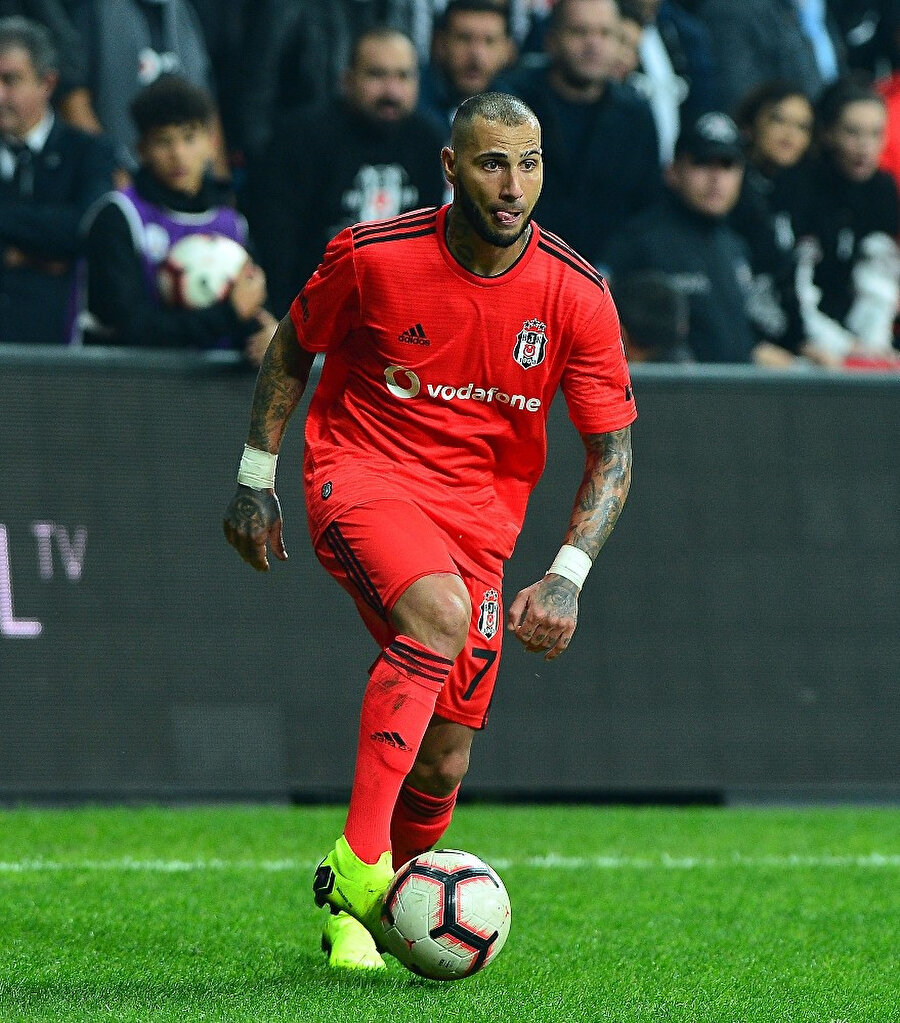 Portekizli oyuncu, Çaykur Rizespor ceza sahasına doğru ilerliyor...