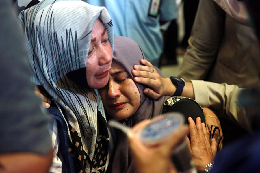 Uçakta yakınları bulunan Endonezyalılar gözyaşı döktü.