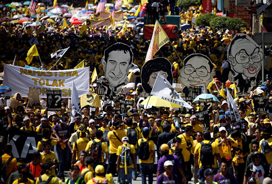 Malezya'da kalabalık bir grup Necib Rezak'ın yargılanması için günlerce gösteriler düzenlemişti.