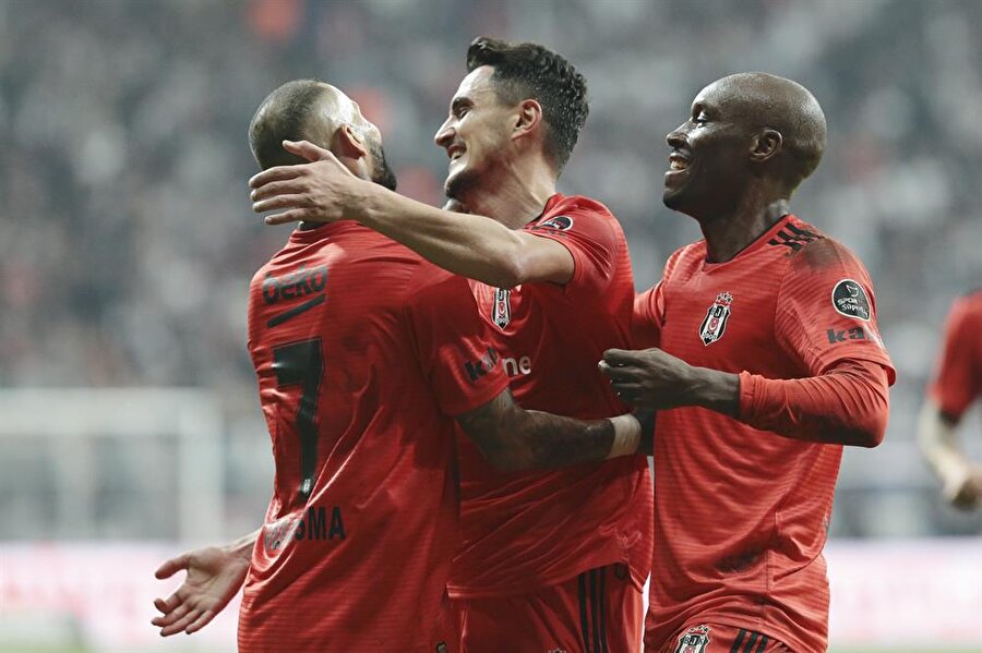 Mustafa Pektemek gol sevincini takım arkadaşlarıyla paylaşırken.
