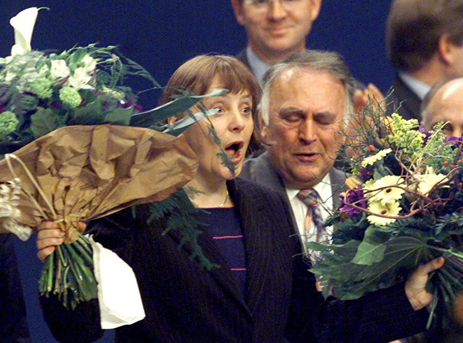 CDU Genel Başkanı Angela Merkel, Nisan 2000'de başkanlığını kutluyor.