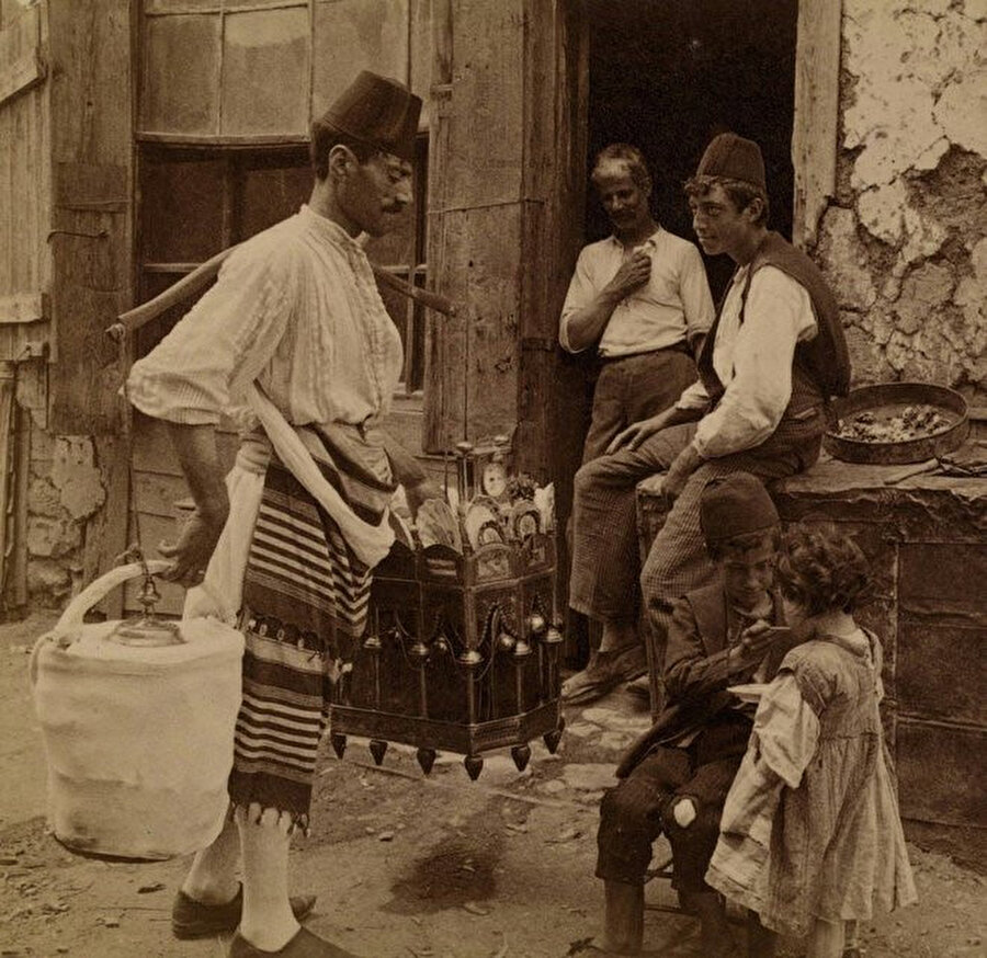 Osmanlı'da dondurma üretimi, seyyar dükkanlar tarafından yapılmaktaydı