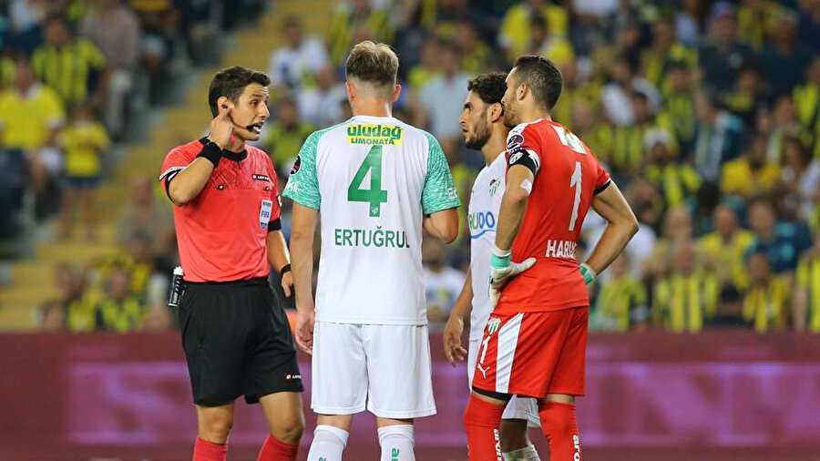 Halil Umut Meler, Fenerbahçe - Bursaspor maçında VAR hakemiyle iletişim kuruyor.