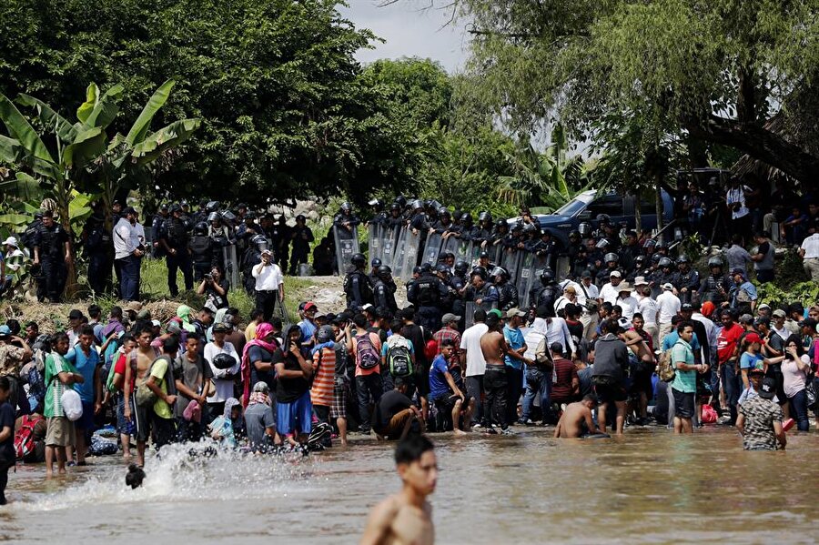 Orta Amerika'dan ABD'ye ulaşma ümidiyle yola çıkan çoğunluğunu Honduraslı göçmenlerin oluşturduğu ikinci konvoy, Suchiate Nehri'ni geçerek Meksika'ya ulaştı.