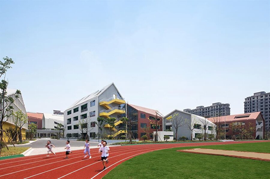 Hangzhou Anaokul projesi, geleneksel okul mimarisinden uzak, yüksek eğitim ve sosyal hayatı deneyimleme açısından öğrencilere büyük katkı sağlıyor.
