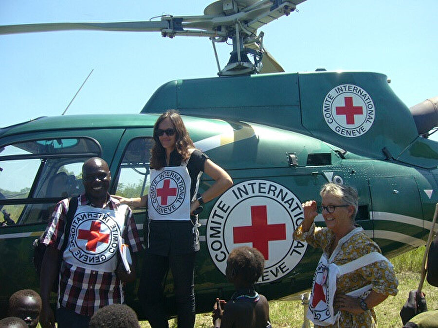 Komitenin Afrika'ya gerçekleştirdiği ziyaretlerden birinde çocuklarla birlikte görünüyor. 