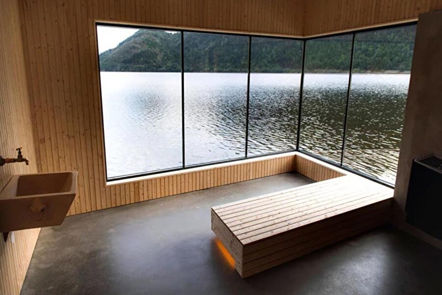 Bandak gölüne neredeyse sıfır mesafe ile boğucu saunaların aksine ferah bir görünüme sahip.