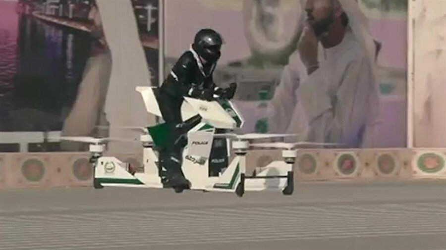 Hovercraftlar hem şıklık hem de hız vadettiği için Dubai polisi için önem ifade ediyor. 