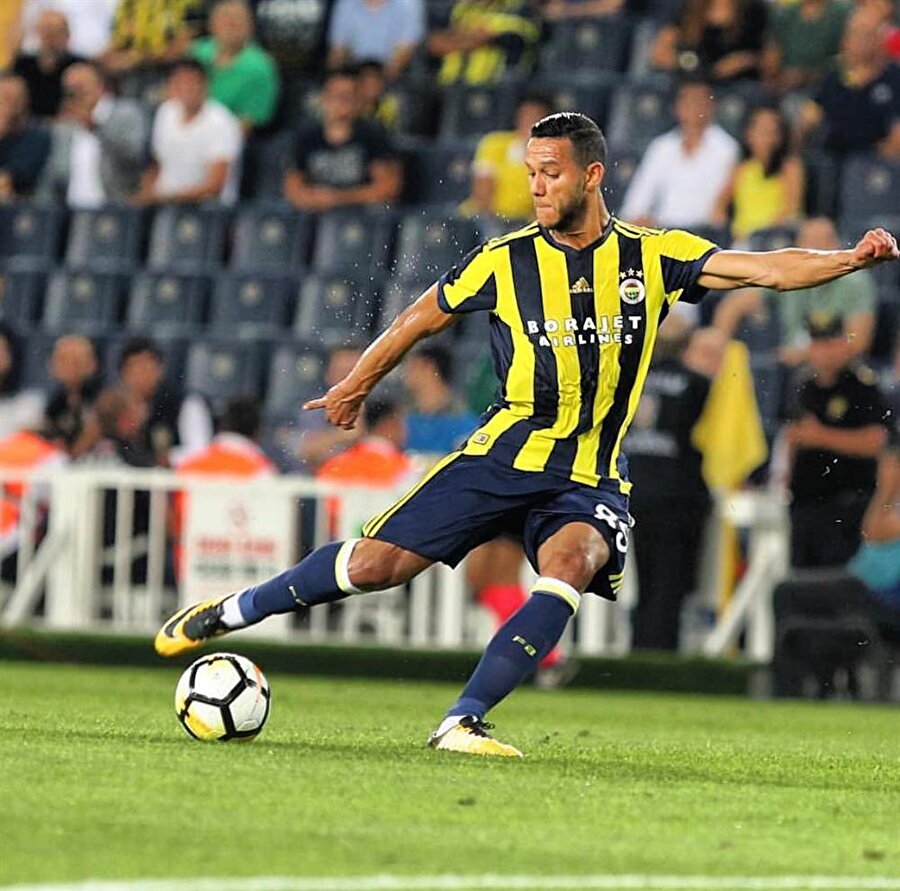 Arşiv: Geçen sezon Fenerbahçe forması giyen Souza, orta sahadan atağı yönlendirmeye çalışıyor...