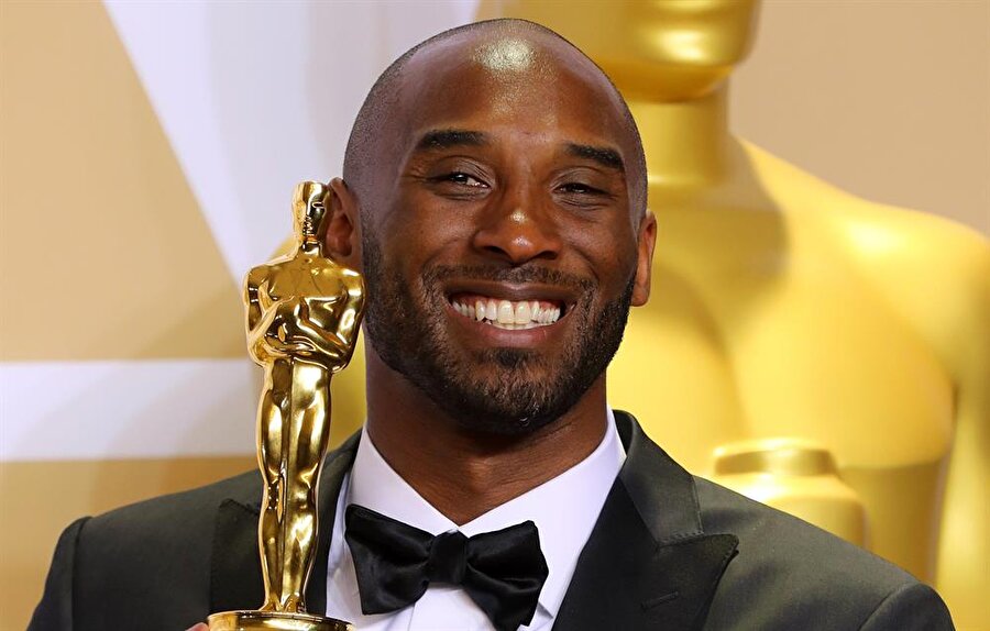 Kobe Bryant, ödül töreninde ödülünü alırken.
