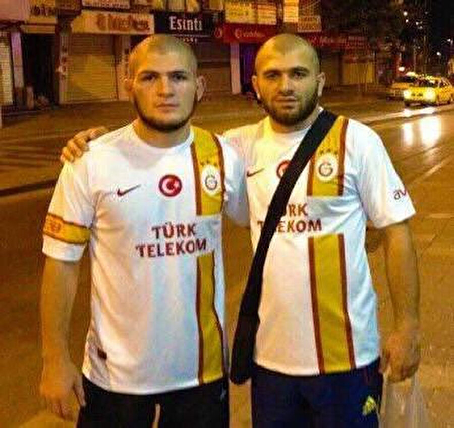 Habib Nurmagomedov ve arkadaşı, Galatasaray formasıyla poz veriyor.