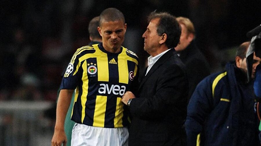 Alex de Souza attığı golü hocası Arthur Zico'ya koşarak kutluyor.