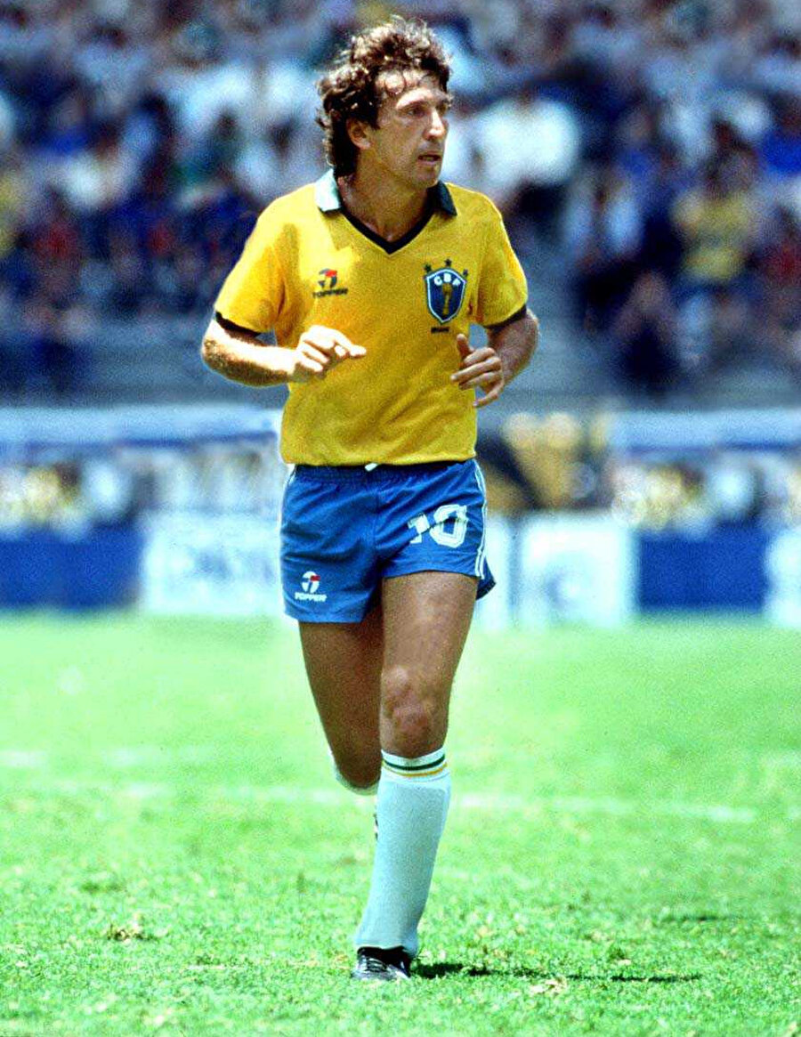 Arthur Zico'nun Brezilya milli takımının formasını giydiği maçtan bir kare.