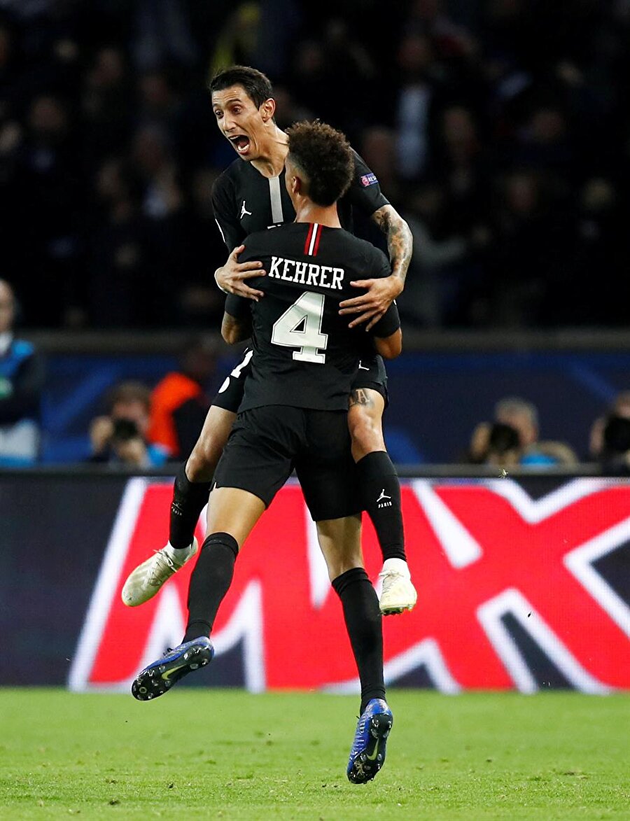 Angel di Maria, PSG formasıyla attığı golü takım arkadaşıyla kutluyor.